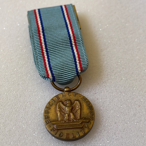 VTG ca 1977 Air Force miniature medal lapel award For Good Condact - Picture 6 of 6